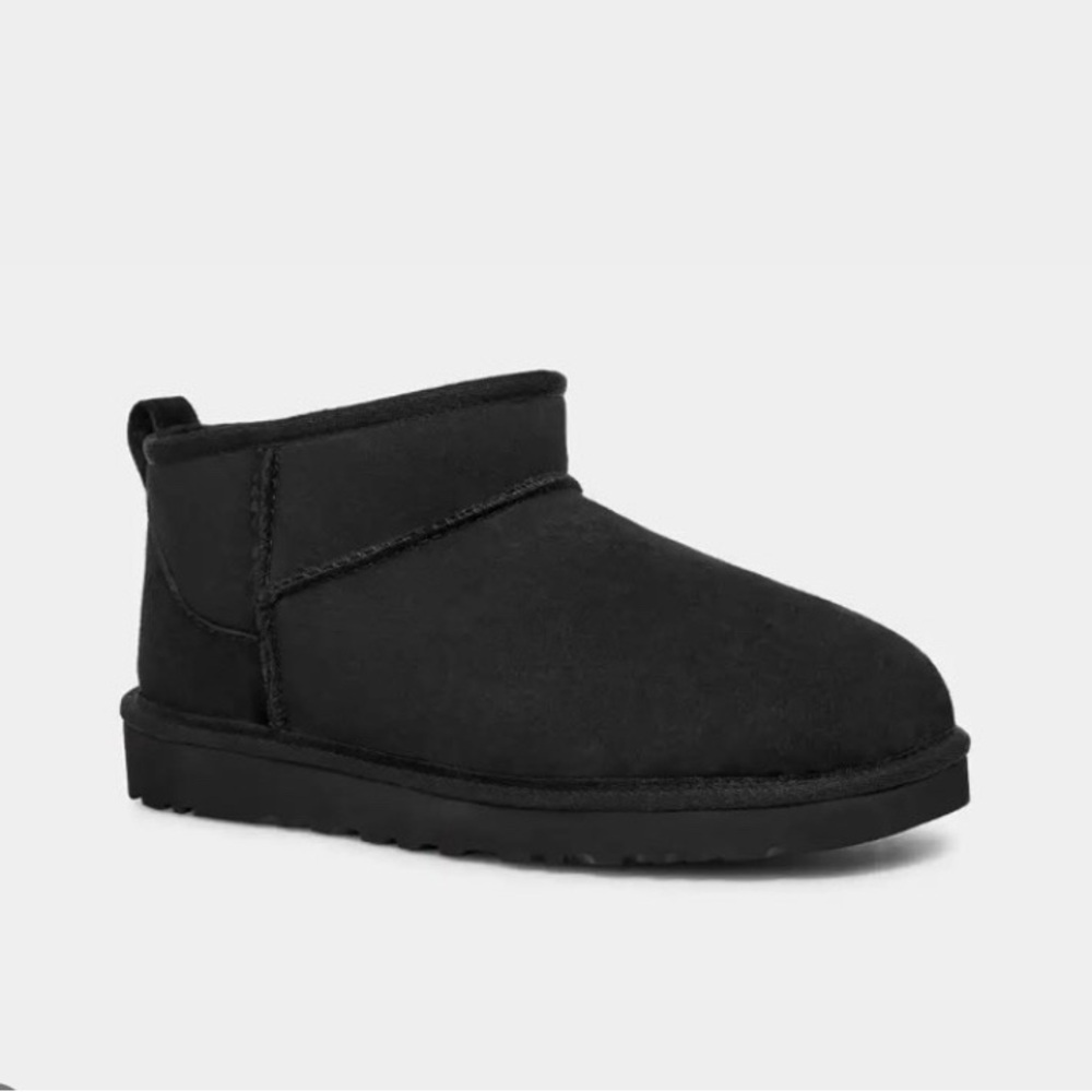 UGGS
ULTA MINI BLACK
Sizing: 36